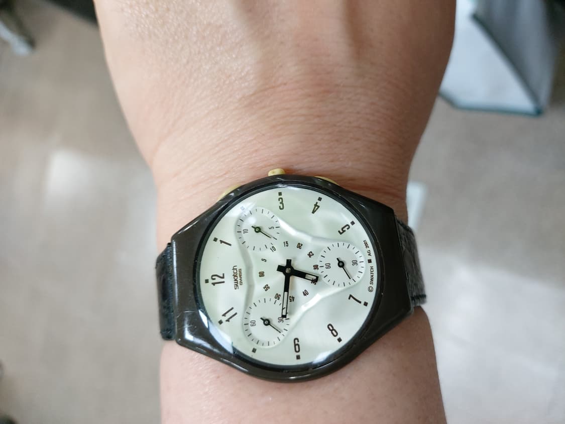 블랙 색상의 스와치 크로노그래프 가죽 시계 상품이미지4