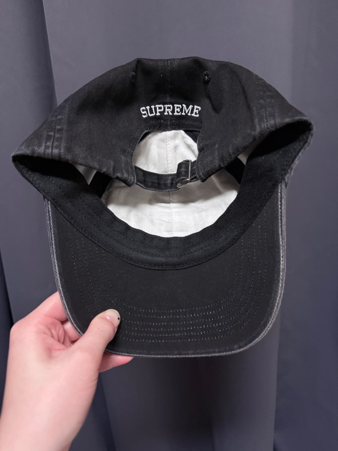 슈프림 라이센스 플레이트 6-패널 블랙 - 25SS 상품이미지4