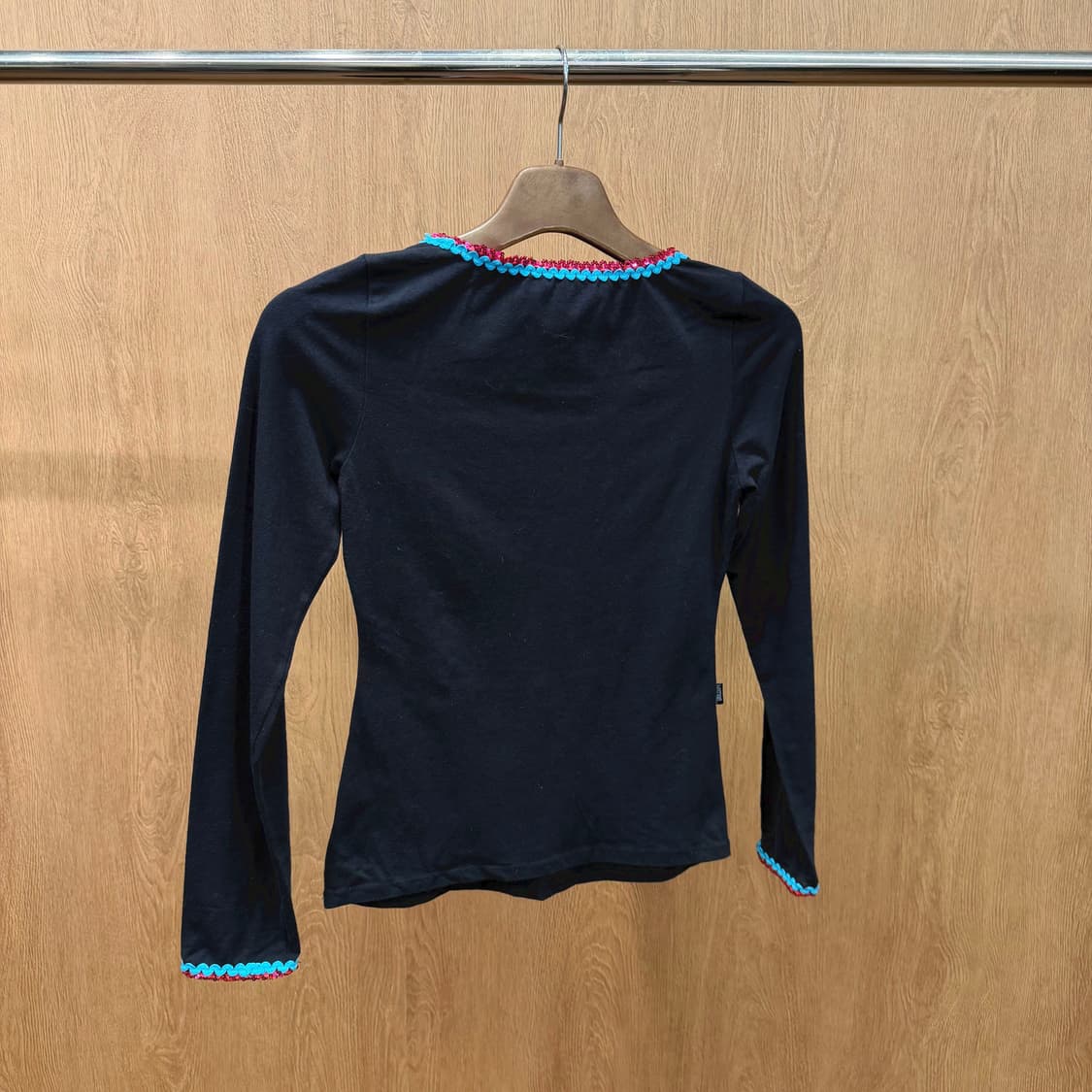 모스키노 진스 롱슬리브 티셔츠 넥 소매 배색 라인 버튼 로고 디테일 블랙 상품이미지3