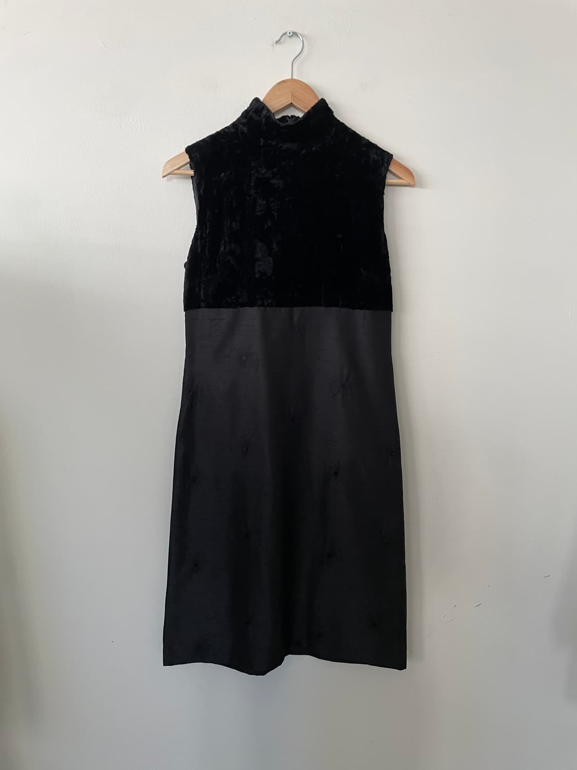 half neck embroidered sleeveless dress 상품이미지1