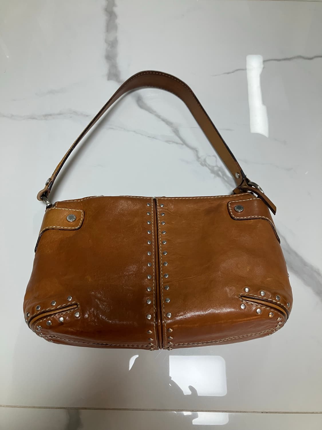 마이클 코어스 브라운 가죽 스터드 astor 아스터 미니 숄더백 상품이미지1