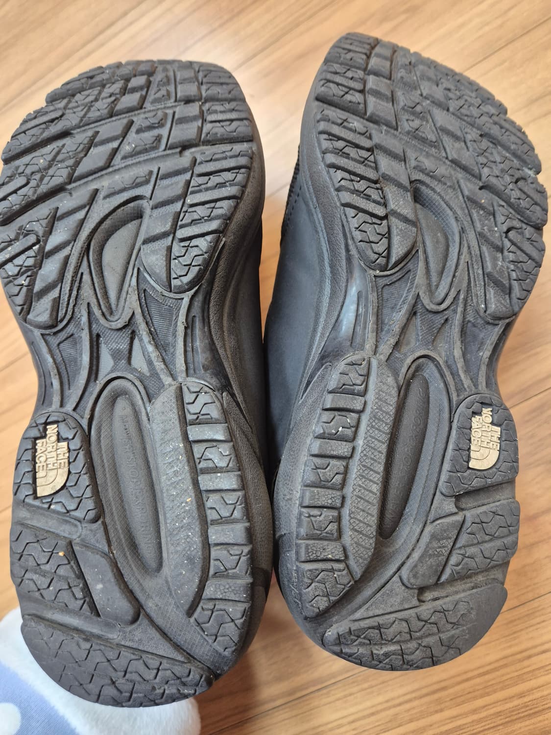 노스페이스 스피드 보아 워킹화 블랙 색상입니다. 다이얼로 끈 조절하는 워 상품이미지5