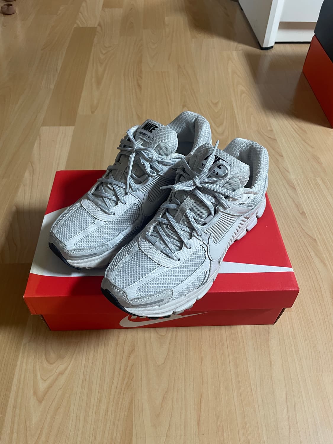 [급매] 나이키 줌 보메로 5 바스트그레이 (270) 상품이미지1