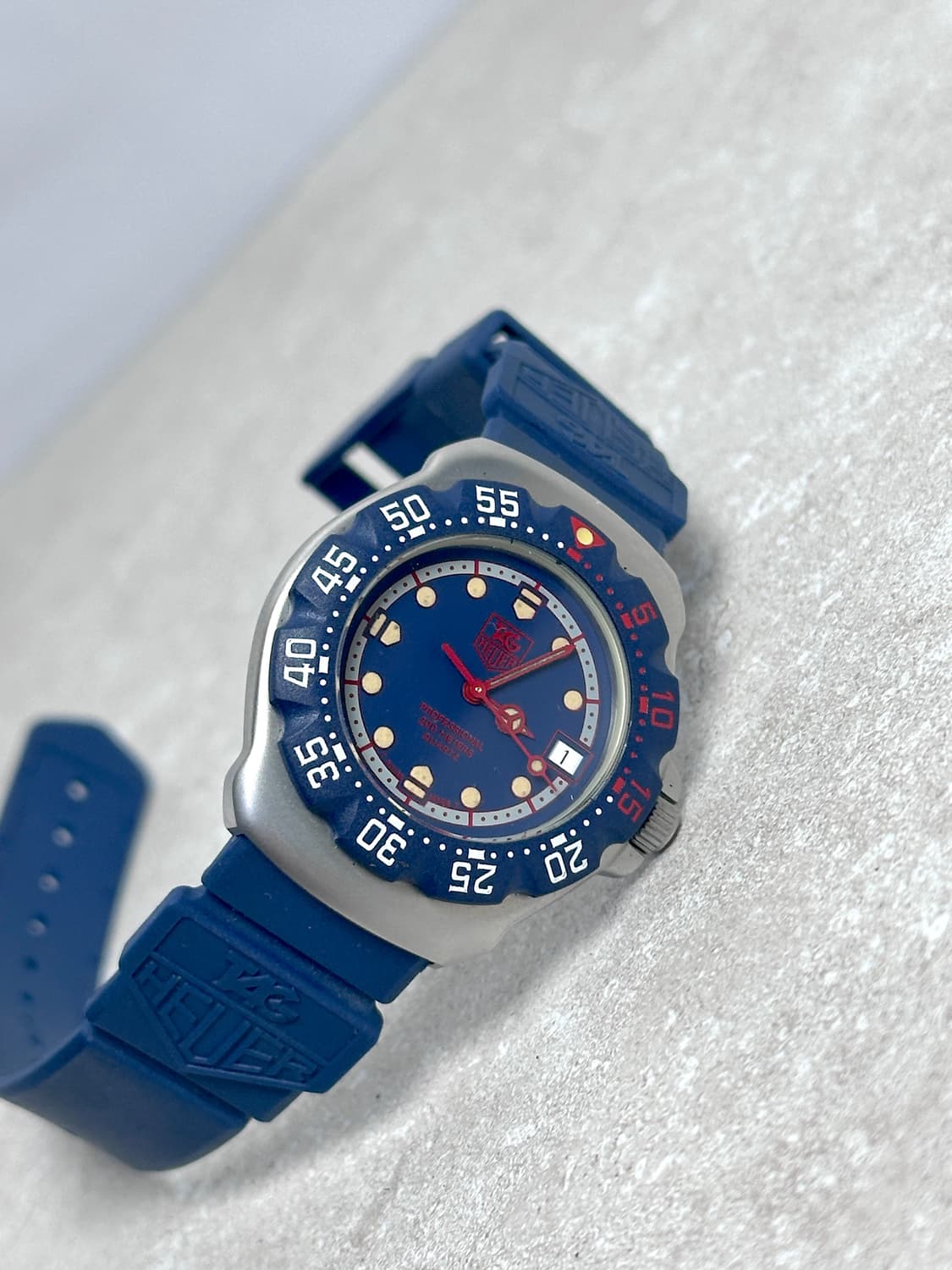 태그호이어 포뮬러 1 프로페셔널 200M 쿼츠 네이비 러버 상품이미지4