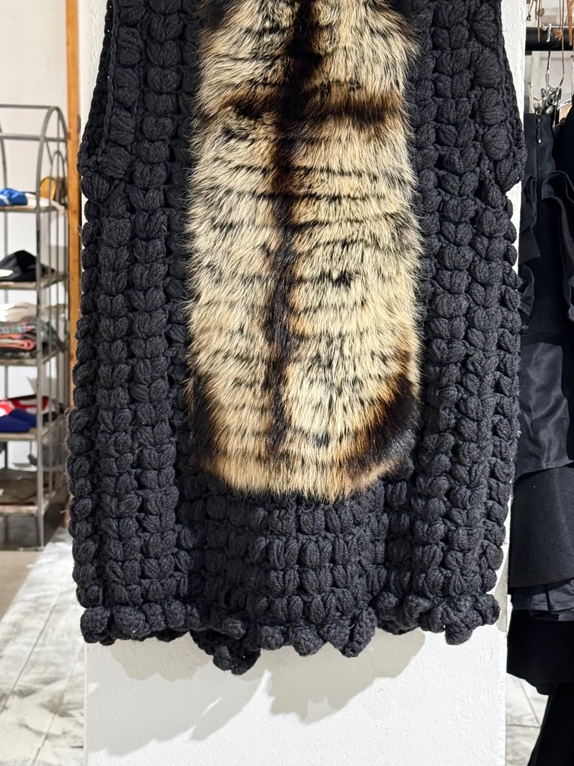 아담 존스 폭스 퍼 트리밍 울 니트 베스트 상품이미지6