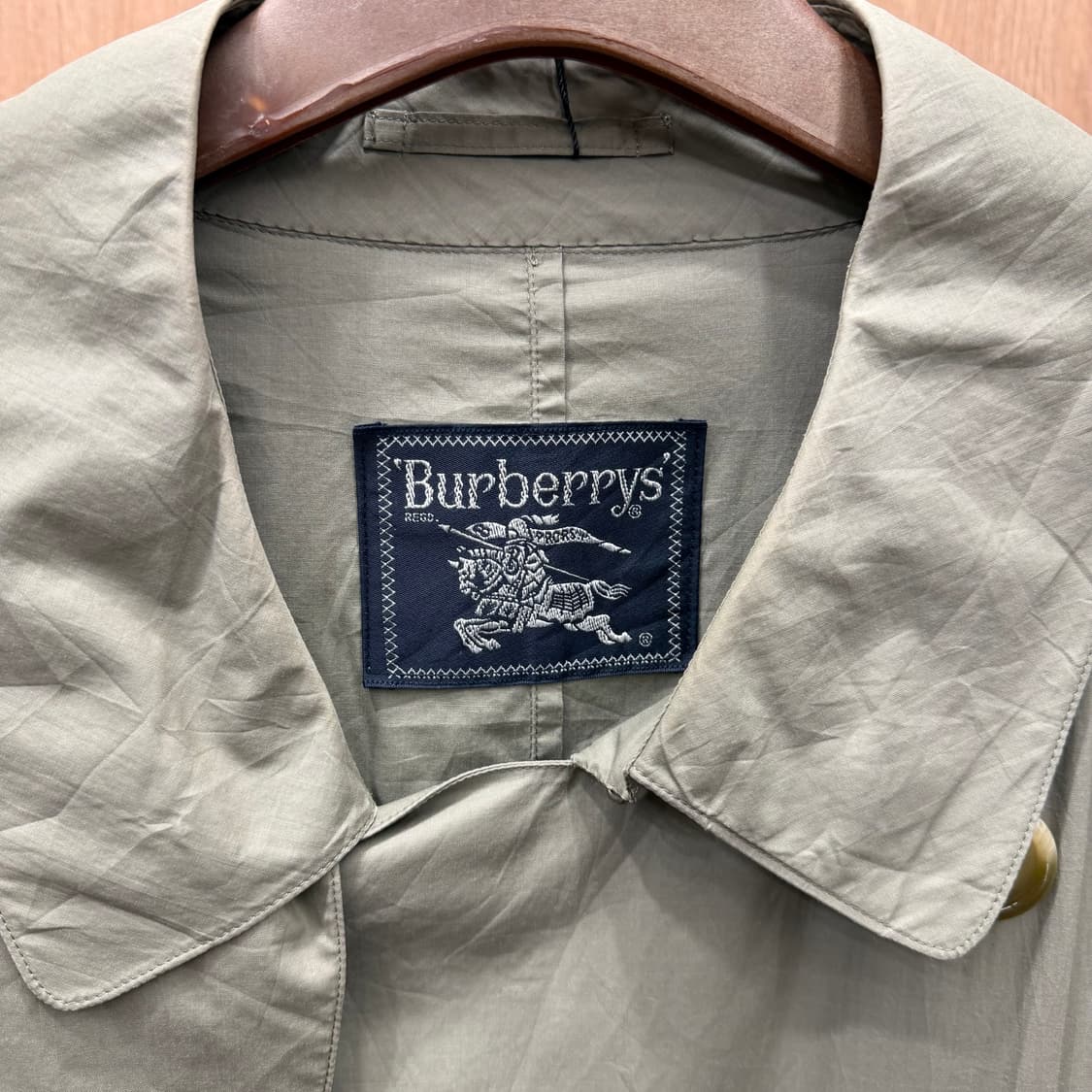 버버리 코튼 트렌치 코트 더블 브레스티드 벨트 견장 디테일 라이트 카키 상품이미지6