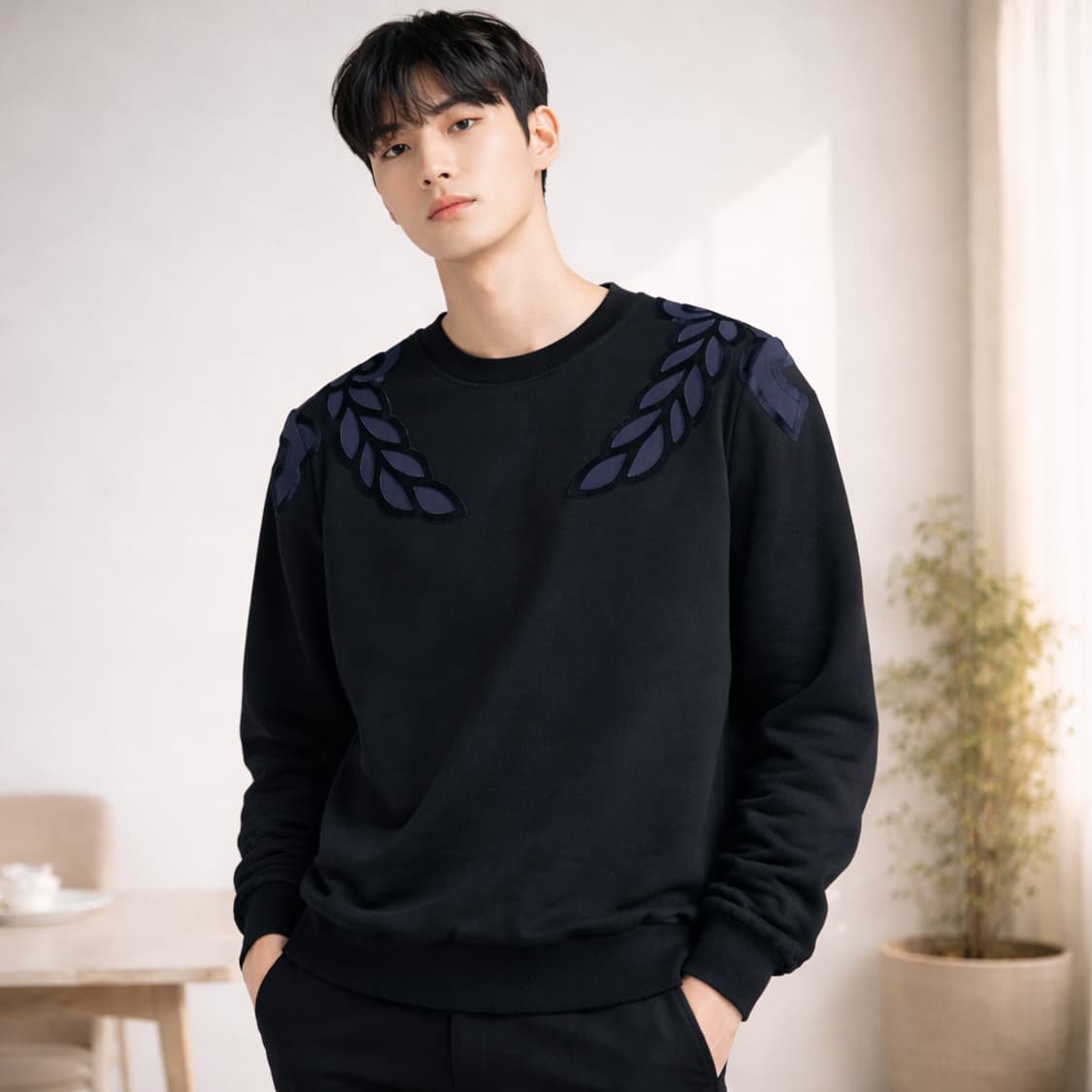 MCM 엠씨엠 벨벳 패치 라운드넥 맨투맨 상품이미지1