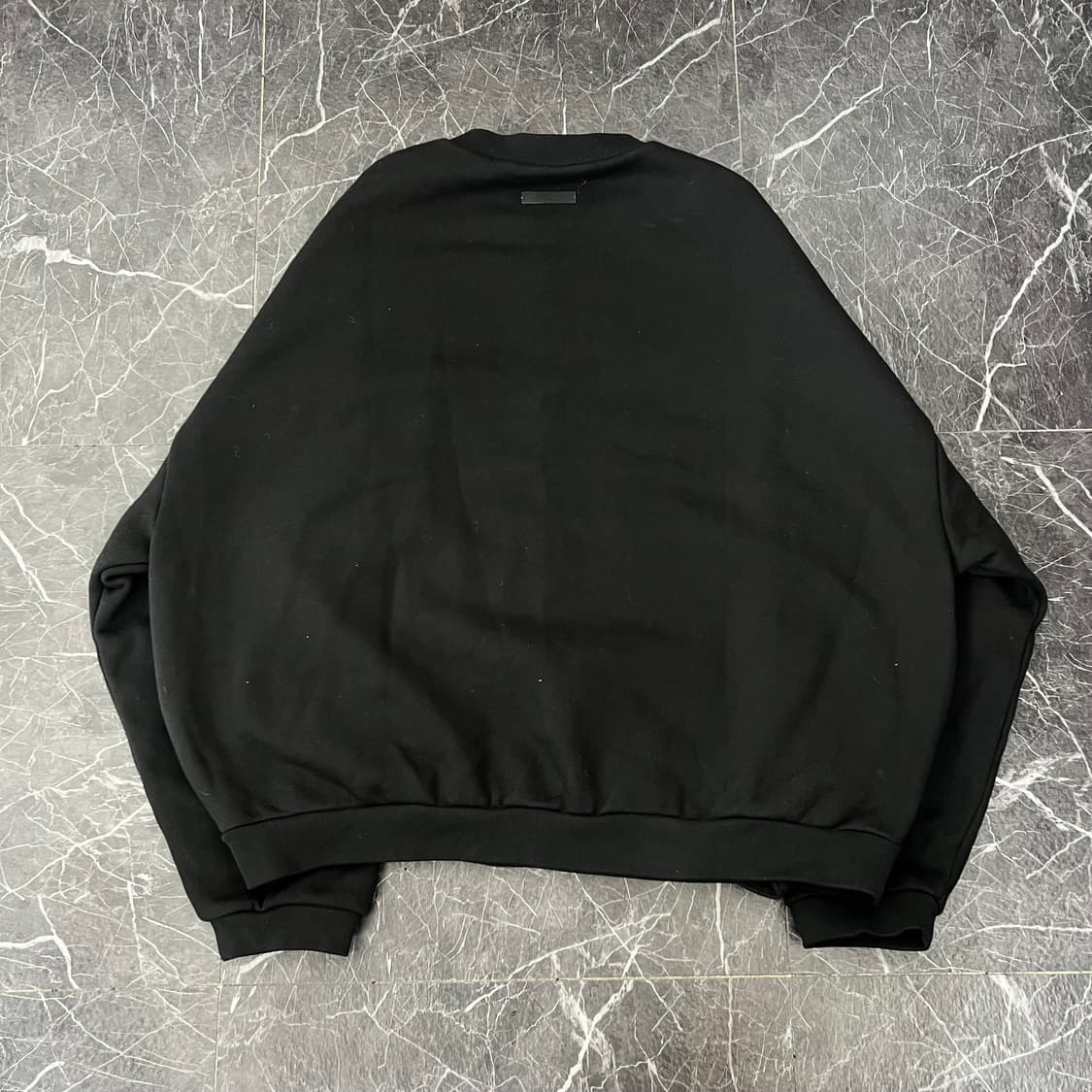 에센셜 24FW 플리스 스테이트 크루넥 맨투맨 블랙 상품이미지5