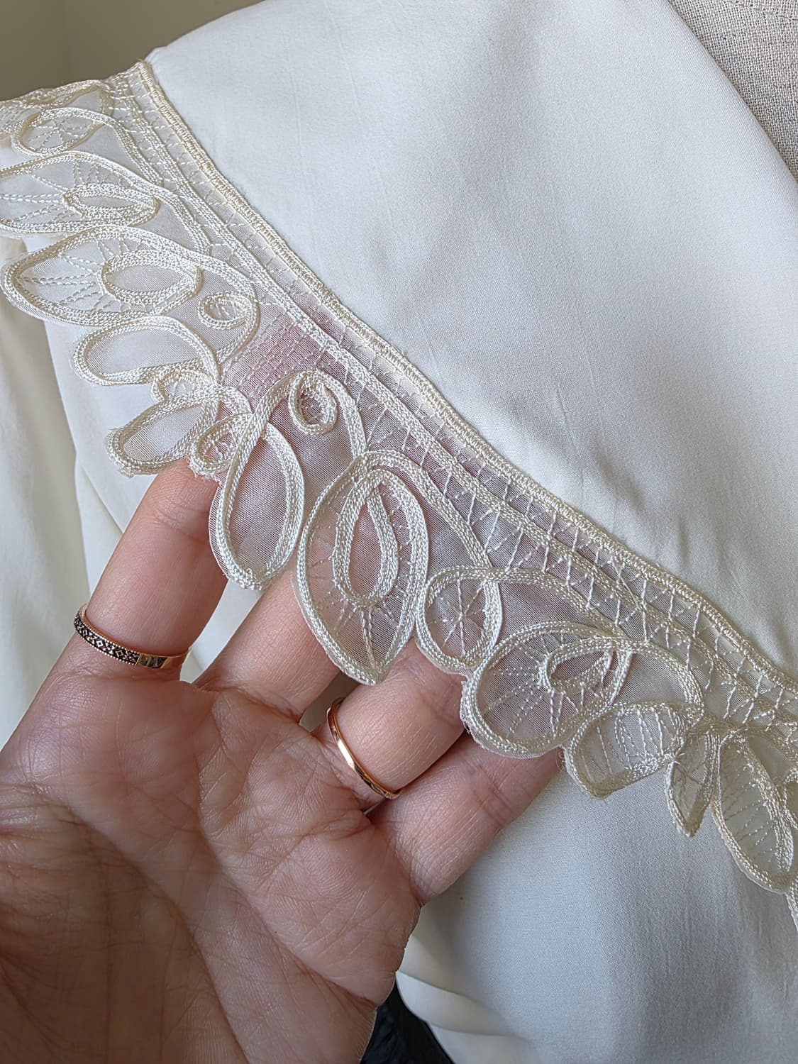 아이보리 빅카라 오간자 포인트 블라우스 상품이미지3