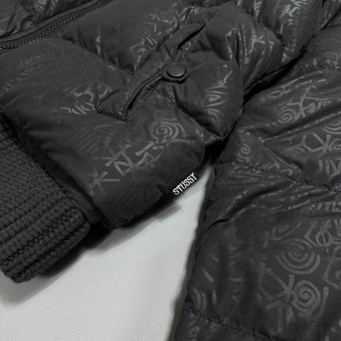 스투시 (STUSSY GIRLS) 블랙 그라피 풀 패턴 다운 패디드 자켓 상품이미지5