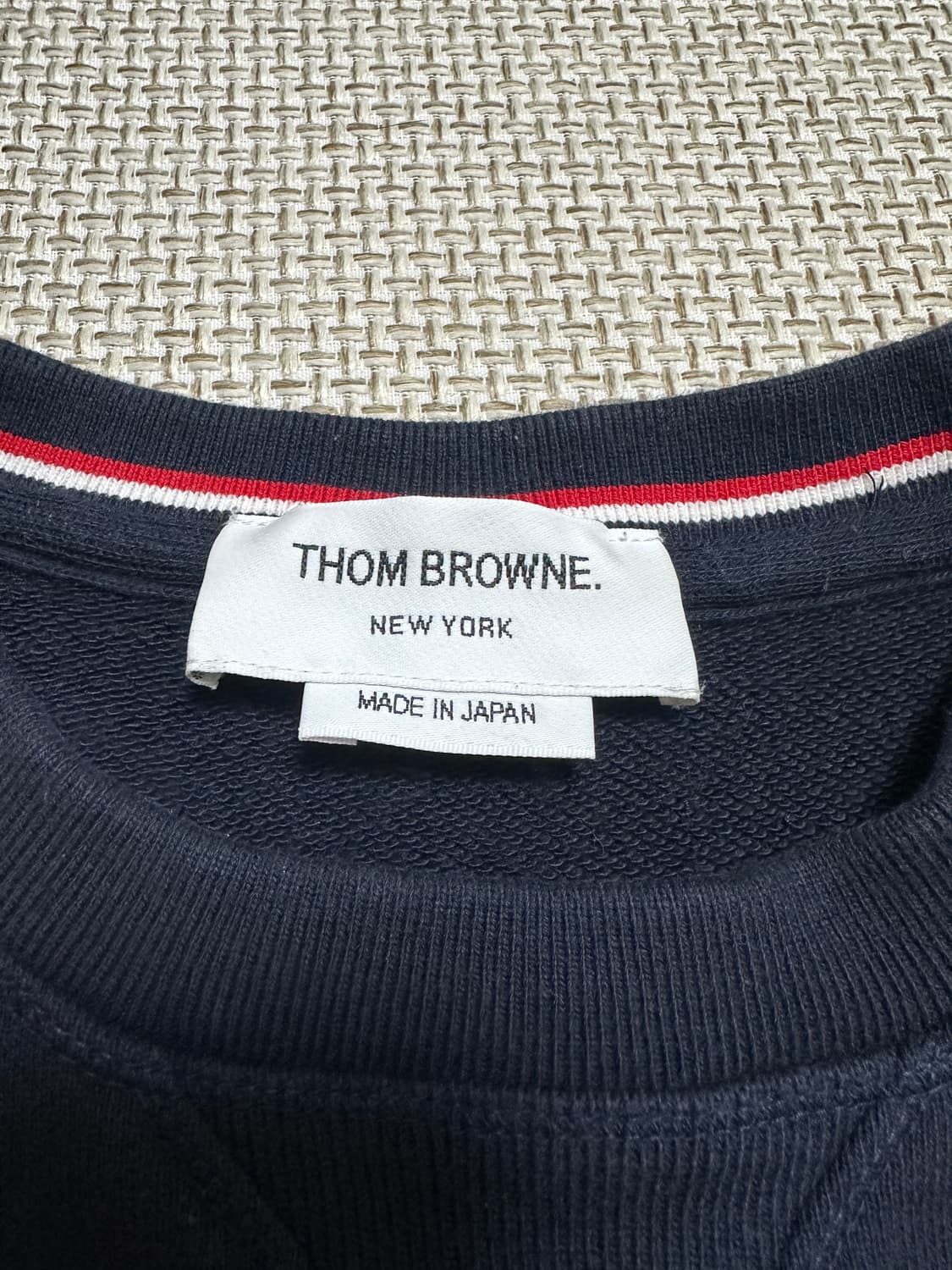 [4/새상품급] 26ss 톰브라운 사선완장 네이비 맨투맨 상품이미지3