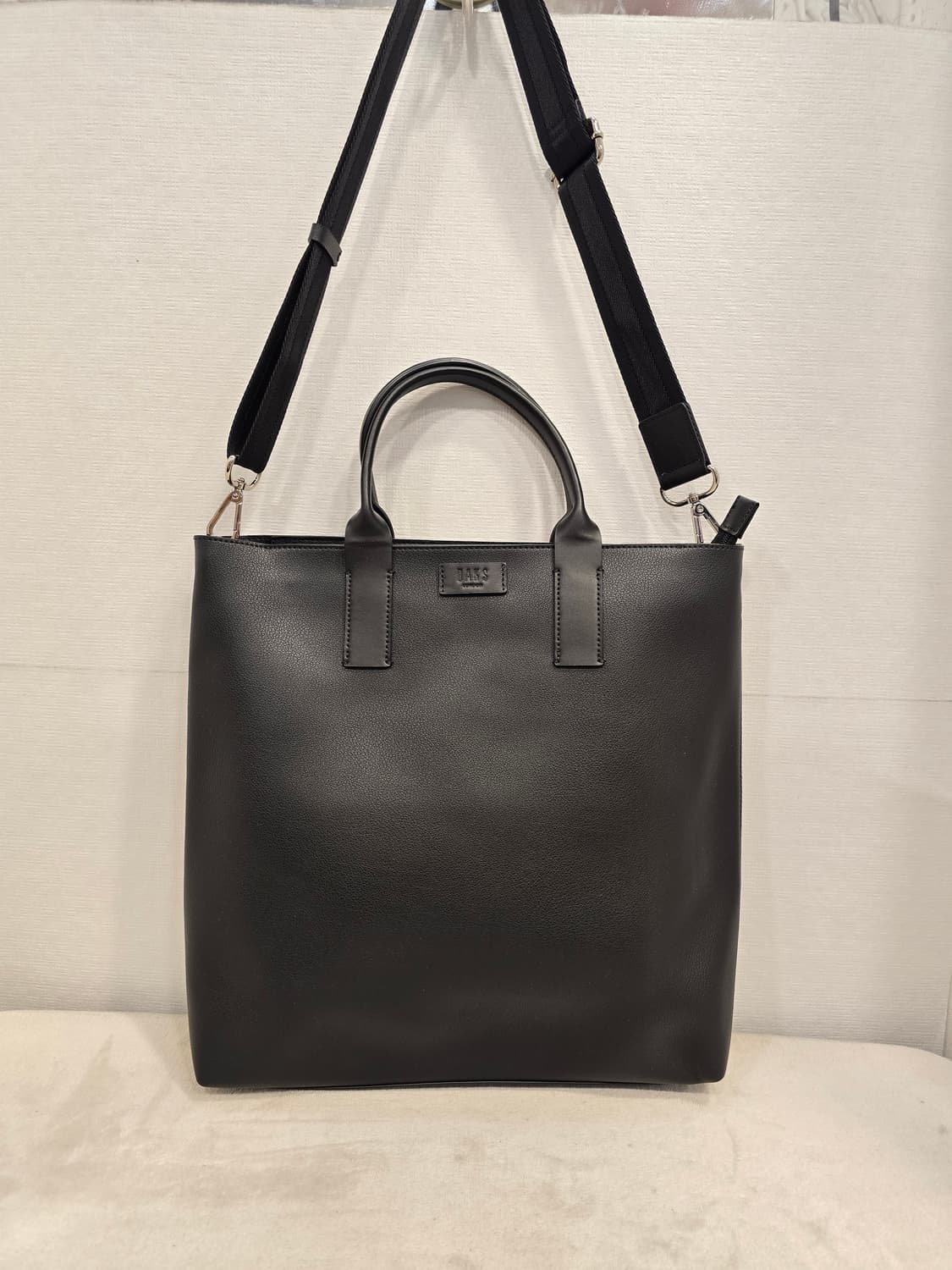 닥스 남성 블랙 가죽 토트 겸 크로스백 상품이미지1