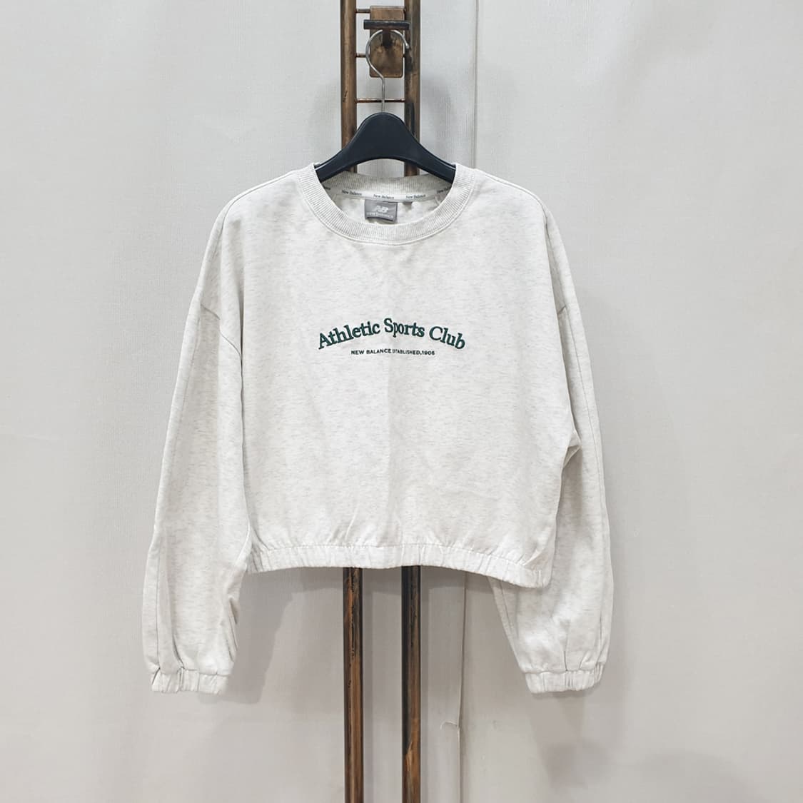 뉴발란스 크롭 밑단밴딩 맨투맨 90(M) 상품이미지1