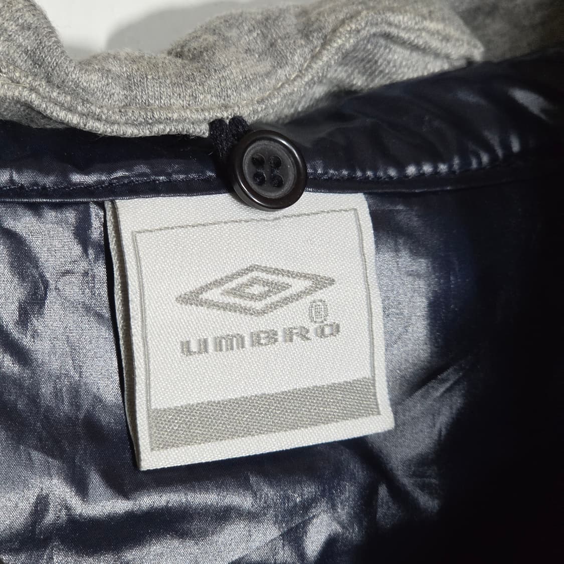 엄브로 네이비 유광 바람막이 자켓 상품이미지9