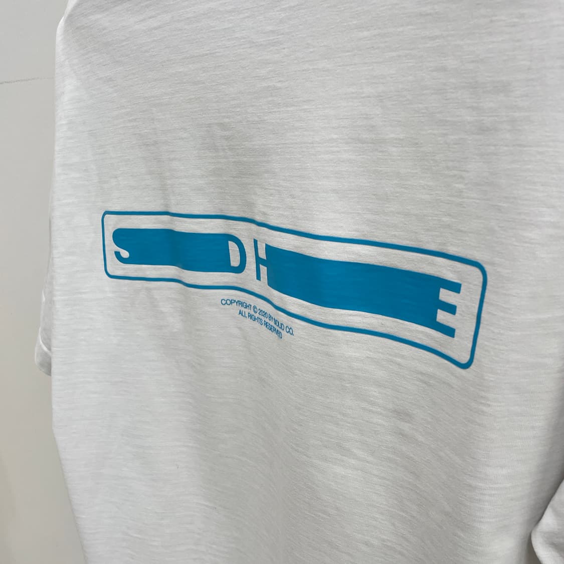 솔리드 옴므 20S/S 백 로고 화이트 티셔츠 상품이미지4