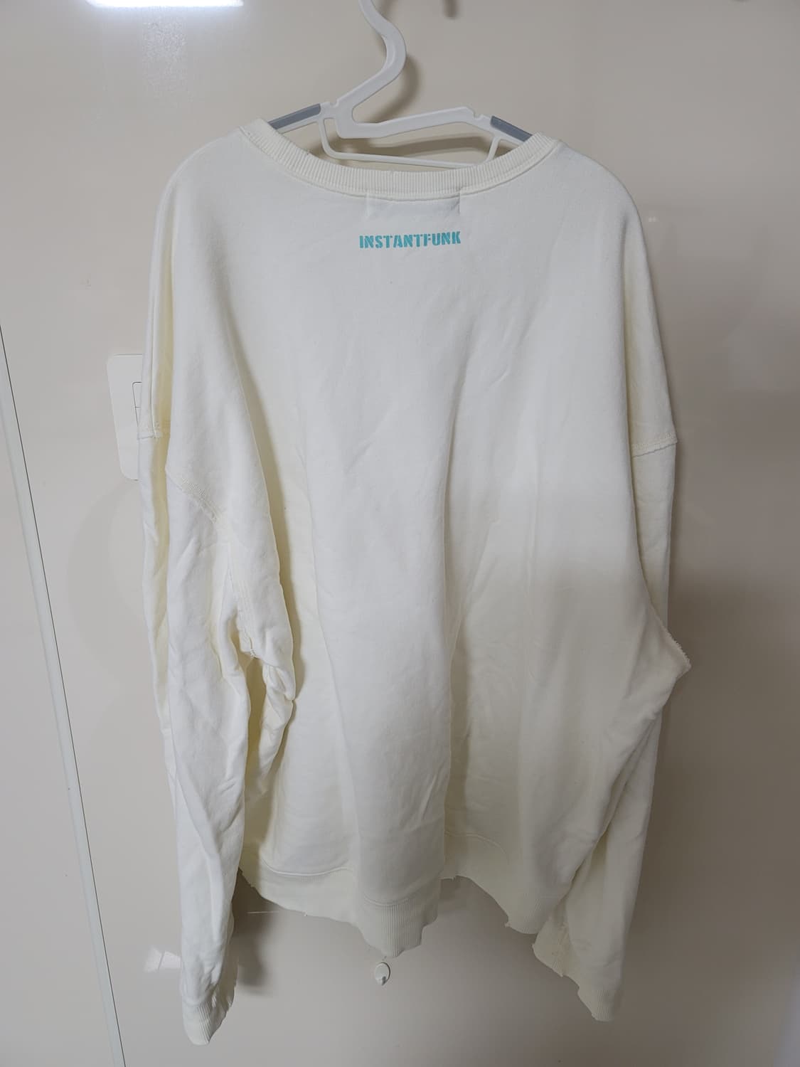 인스턴트펑크 데미지드 맨투맨 4사이즈 상태극상

남성 105정도 됩니다  상품이미지2