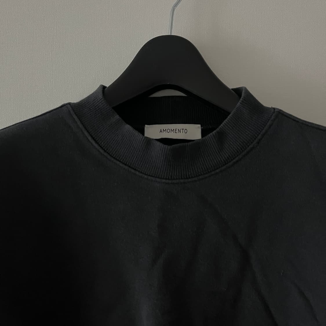 아모멘토 모크넥 차콜 맨투맨 상품이미지2