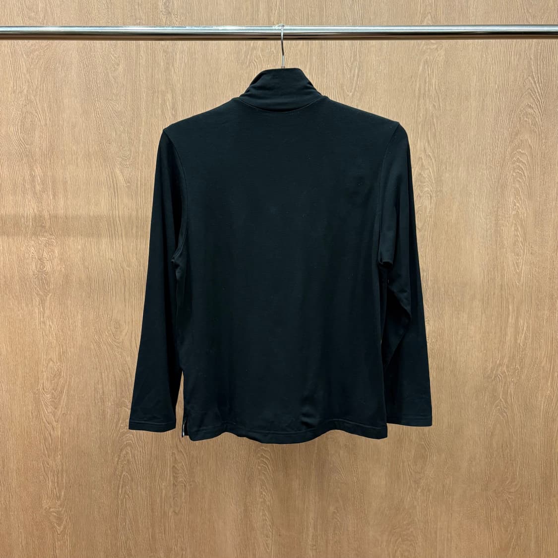 버버리 모크넥 긴팔 티셔츠 로고 자수 체크 라인 디테일 슬림핏 블랙 상품이미지3