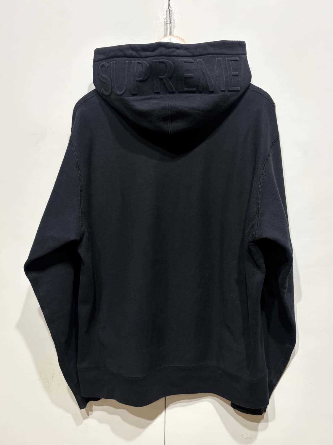 슈프림 엠보스드 로고 후드티 상품이미지1