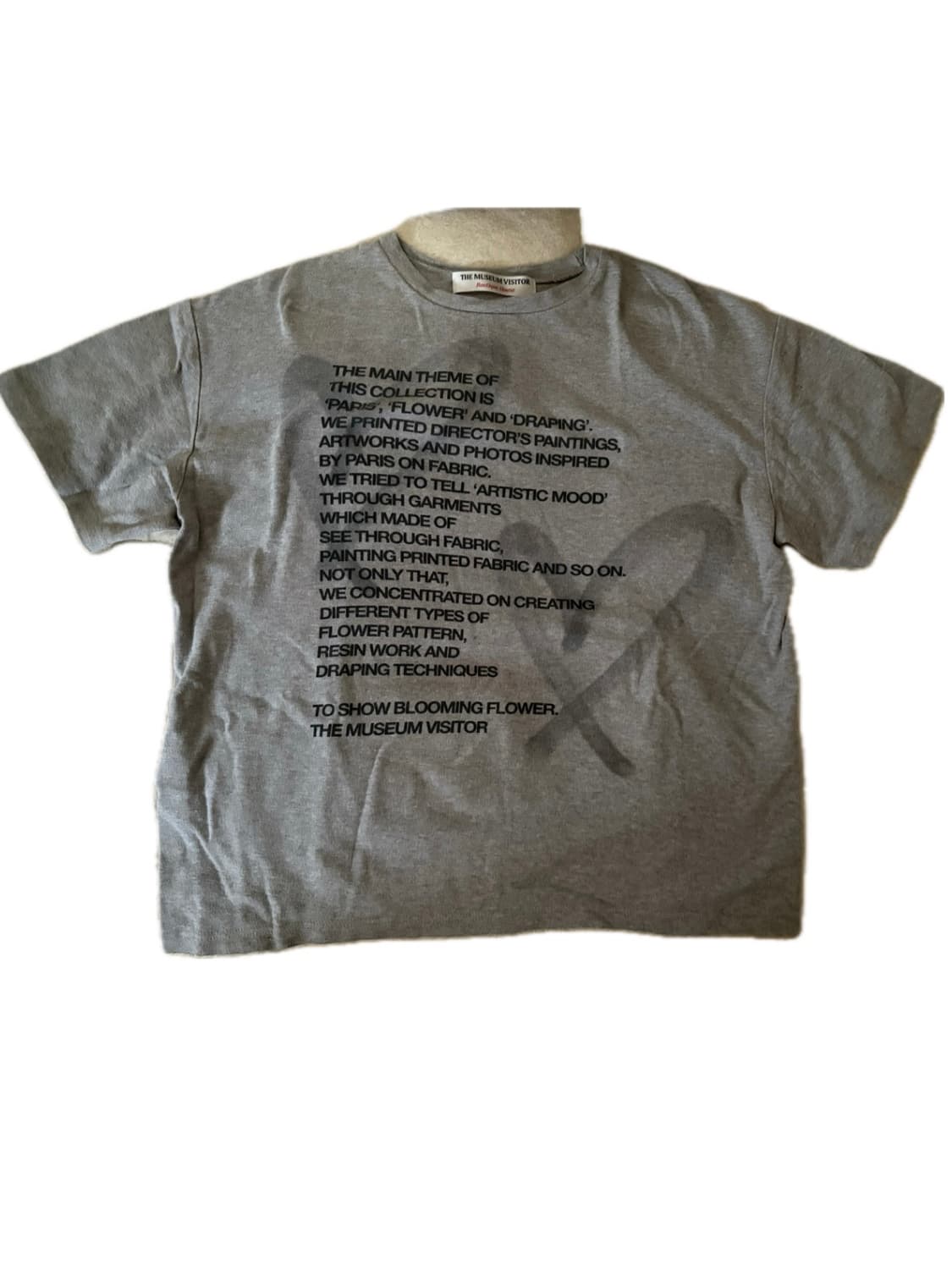 더뮤지엄비지터 하트스프레이 반팔 티셔츠 상품이미지1