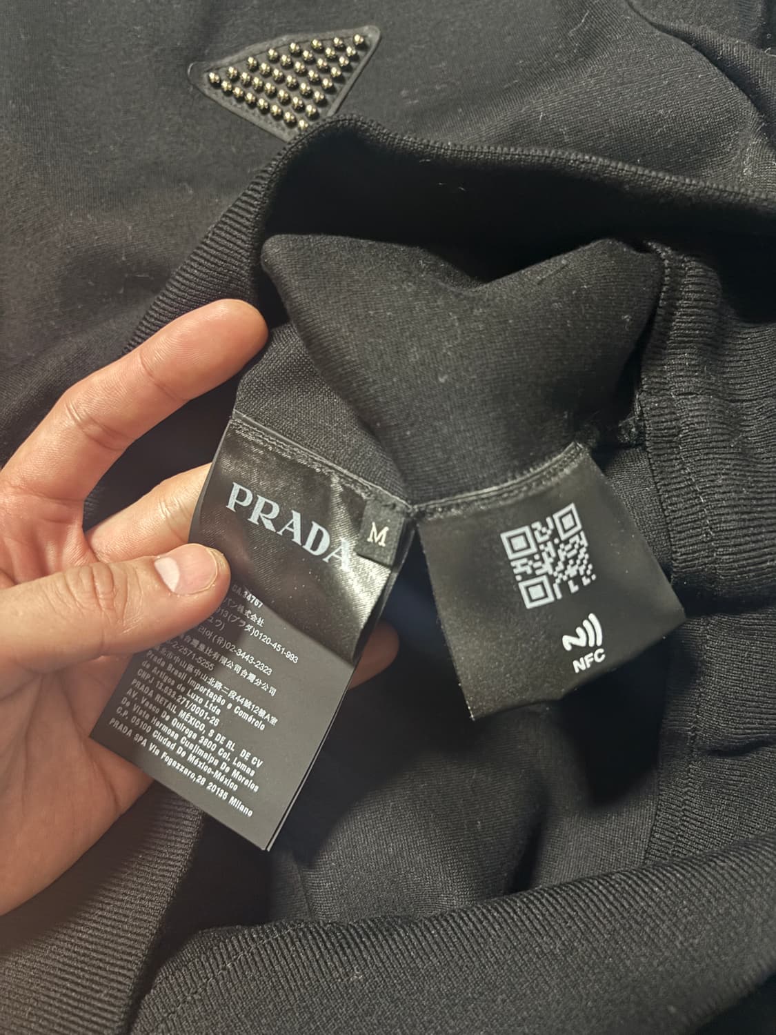 프라다 스터드 맨투맨 블랙 정품 QR인증 가능 상품이미지4