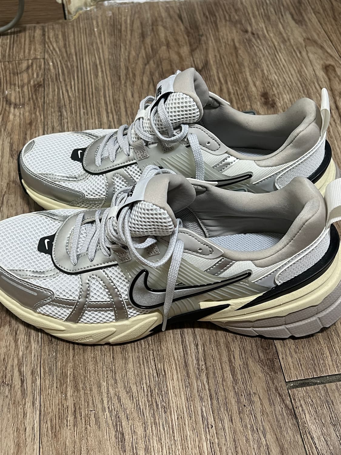 나이키 V2K 런 서밋 테크 화이트 메탈릭 실버 상품이미지3