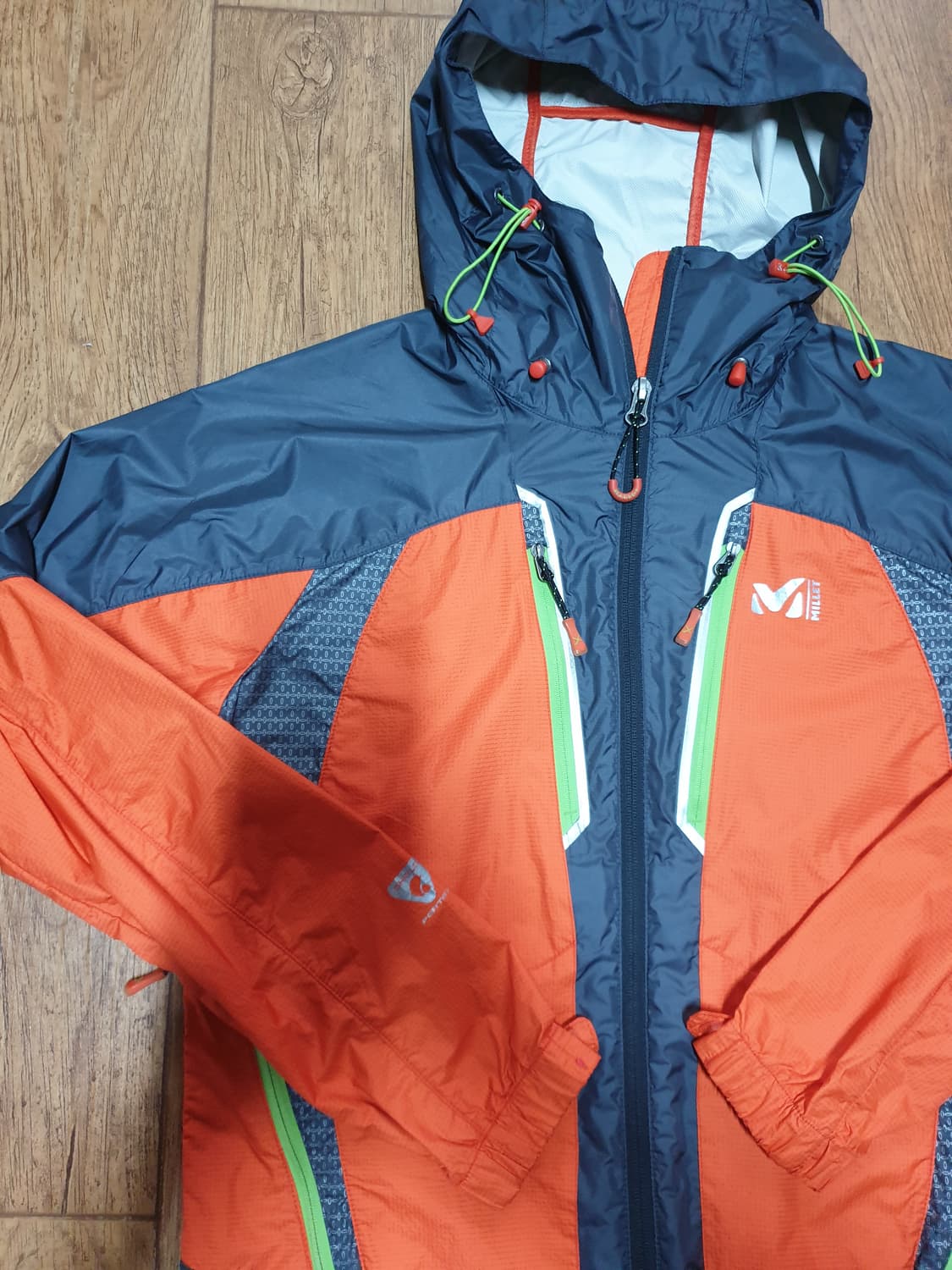 1051 밀레 아웃도어 바람막이 90 사이즈입니다 상품이미지4