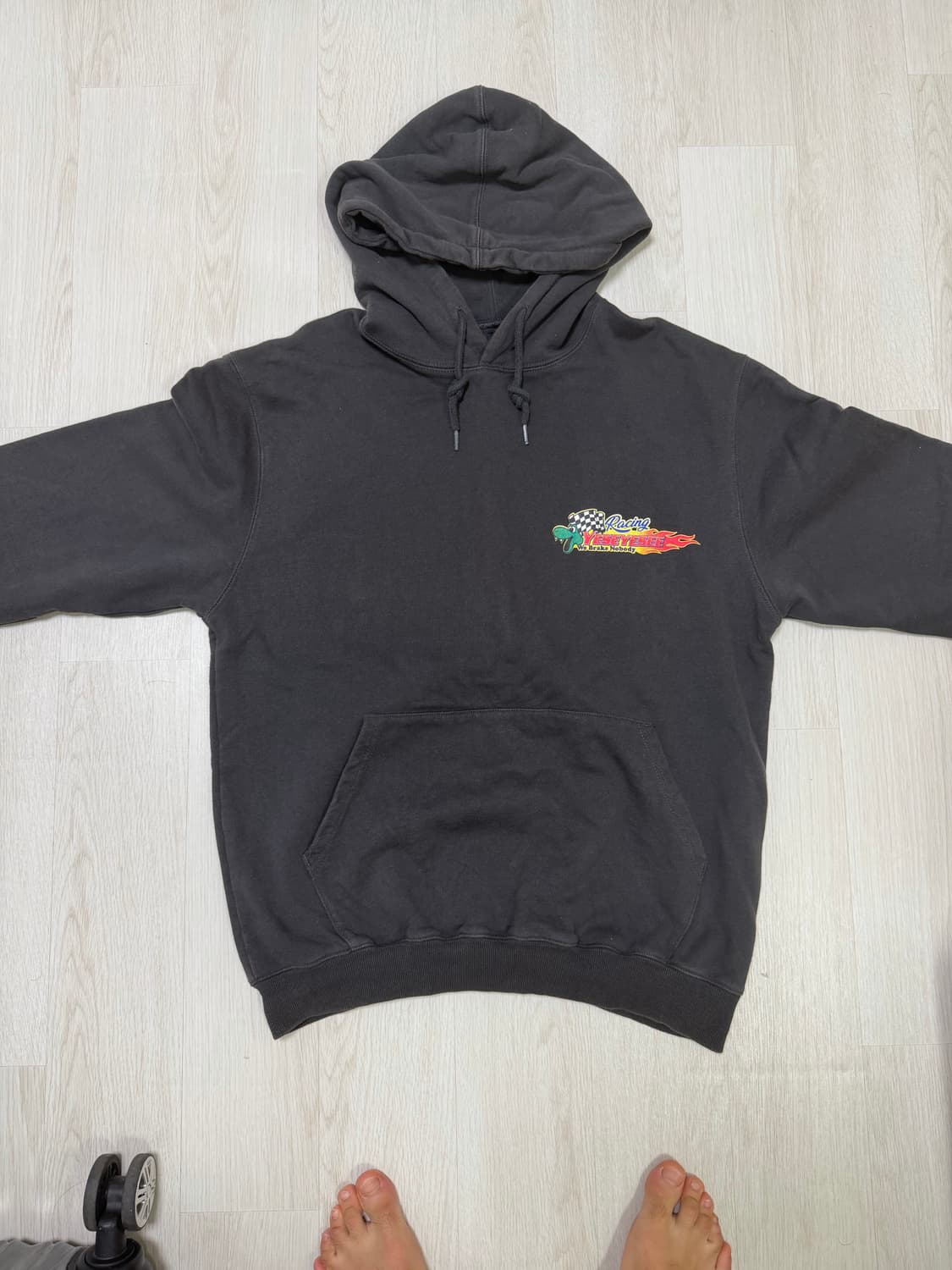 예스아이씨 레이싱 그래픽 빅로고 박시핏 후드티 티셔츠 그레이 상품이미지1