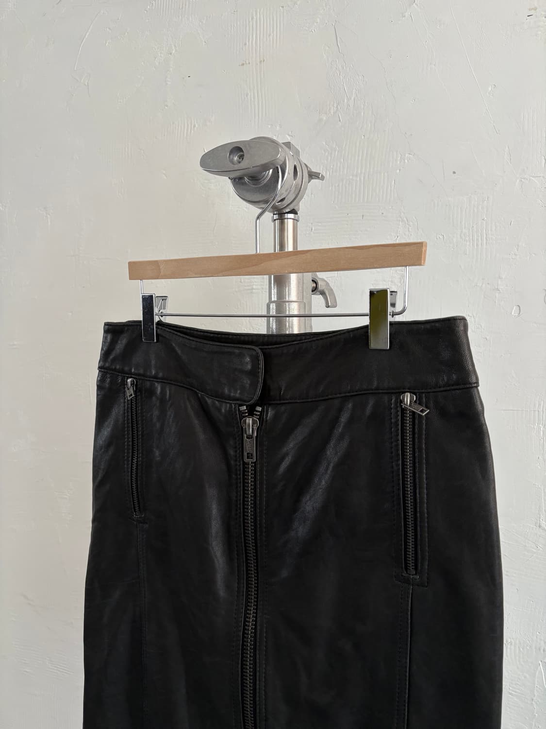 DKNY Jeans DKNY jeans 블랙 레더 미디 스커트 상품이미지3