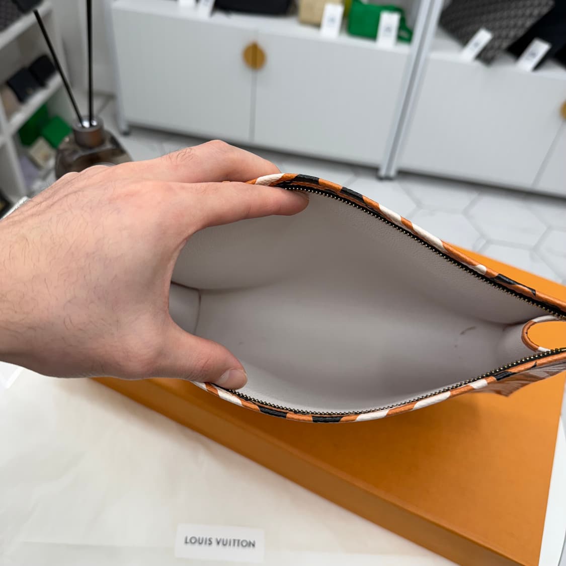 [유일 매물] 루이비통 토일렛 26 클러치 카라멜 크림 상품이미지4