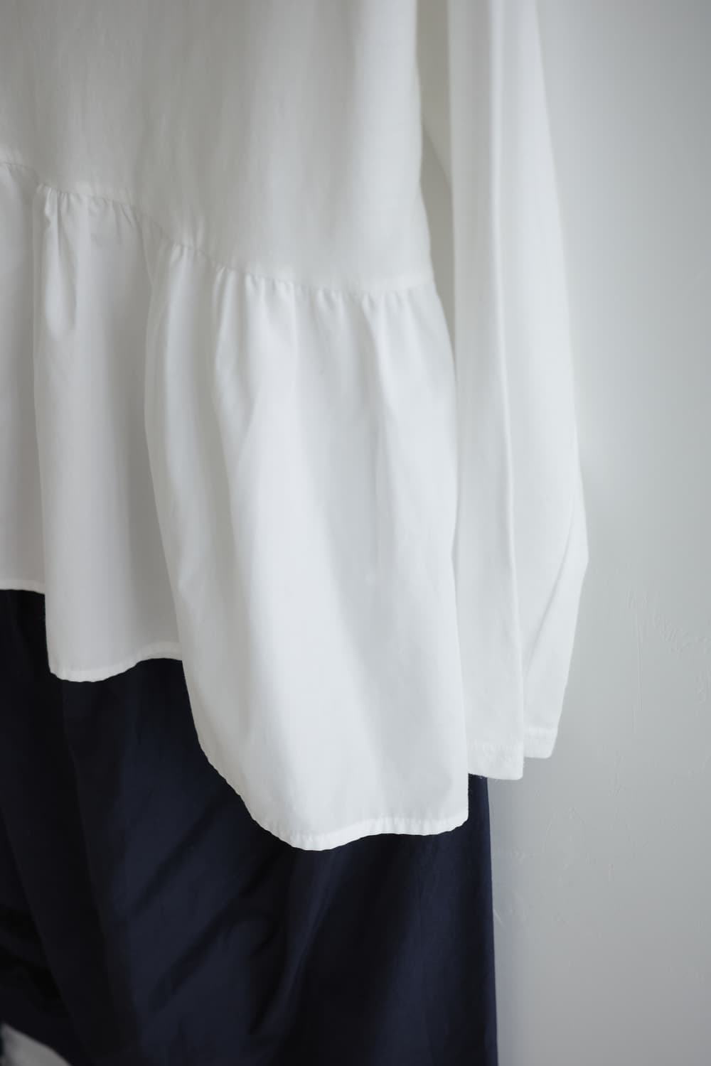 earth music  • 화이트 프릴 코튼 티셔츠
  상품이미지2