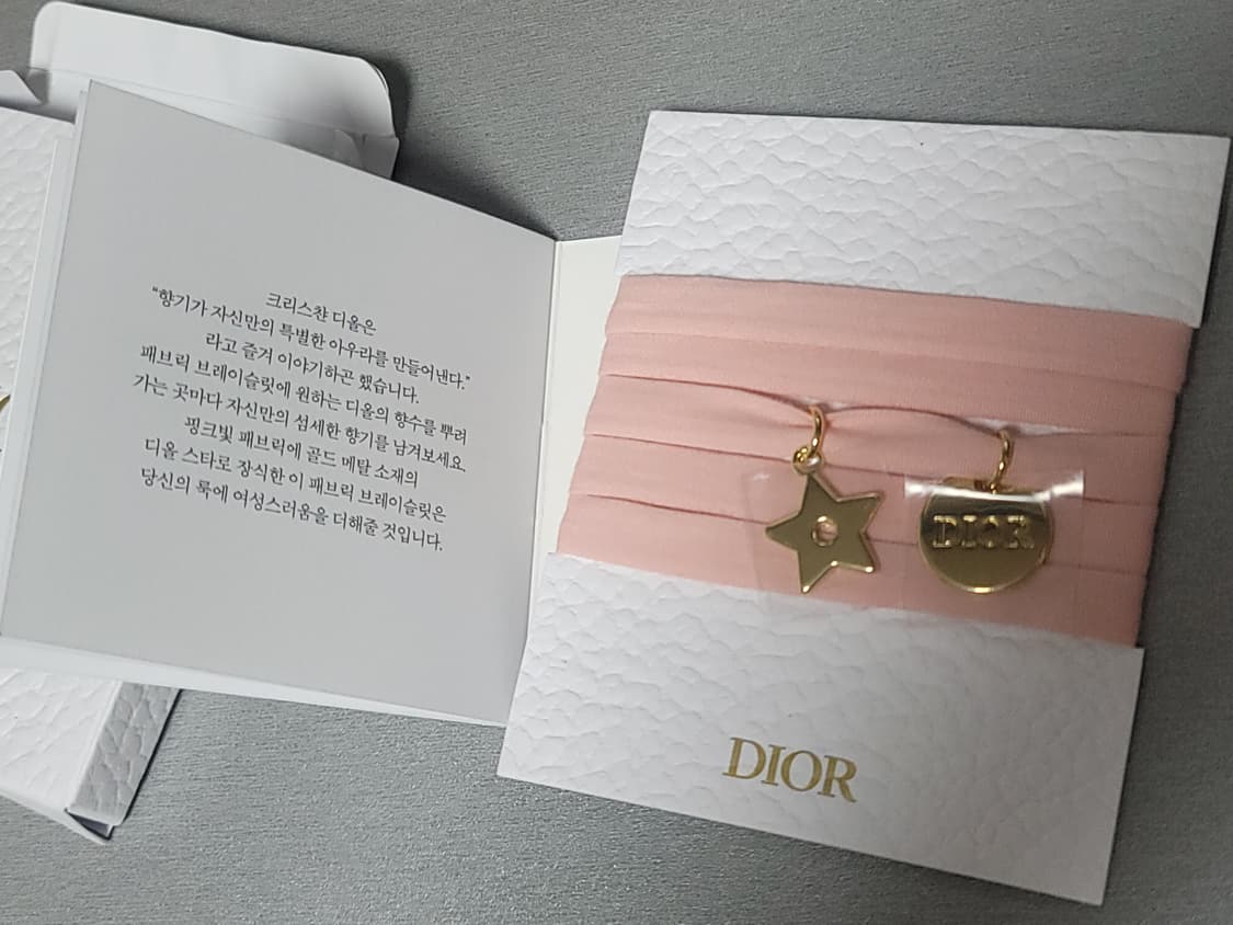 디올 뷰티 패브릭 브레이슬릿 핑크 + 골드 참 발레코어 팔찌 상품이미지1