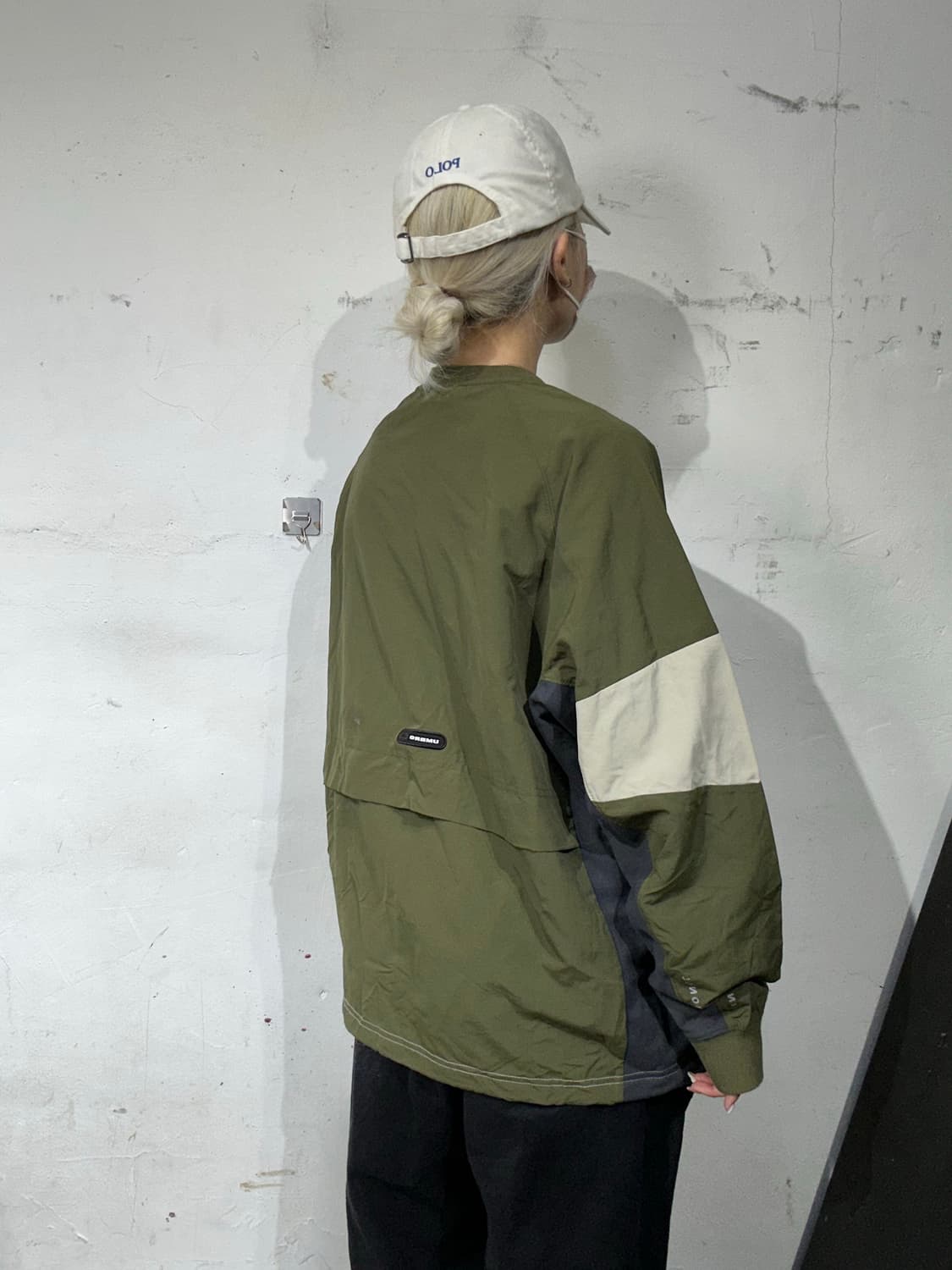 엄브로 카키 베이지 웜업 오버핏 바람막이 긴팔티 S 상품이미지3