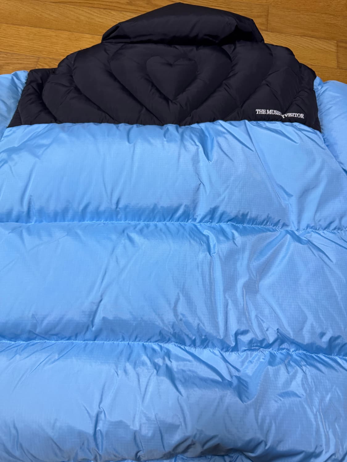 더뮤지엄 비지터 하트스티치드 패딩(스카이블루) 상품이미지5