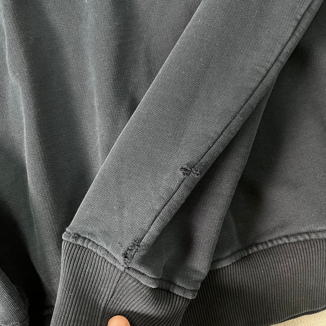 100 아미 스몰하트로고 챠콜 맨투맨  상품이미지7