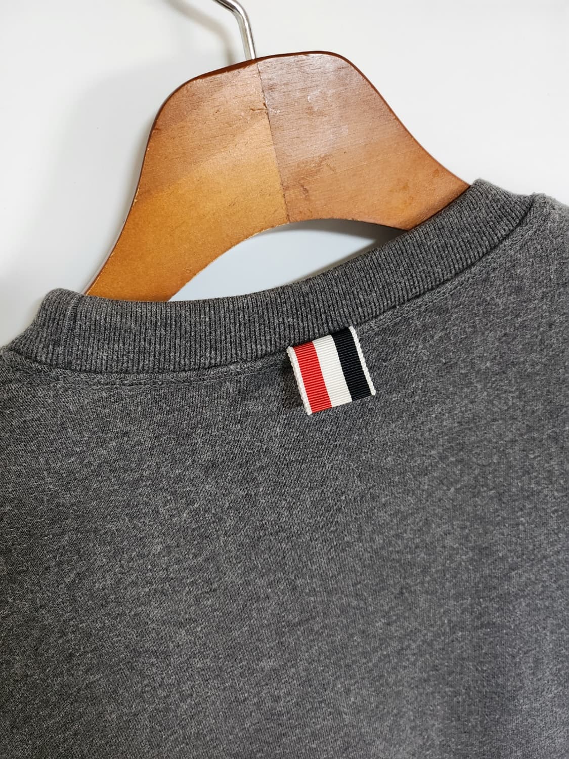 [1] 톰브라운 차콜 사선완장 맨투맨 MJT021H 상품이미지6