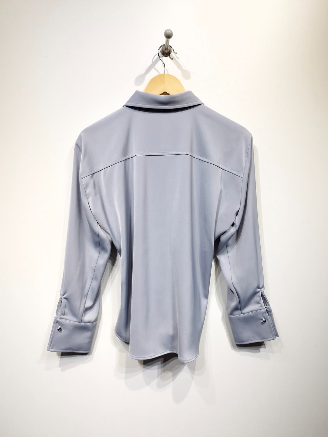 우이(OUIE) 오버숄더 슬림 셔츠 아이스블루 상품이미지5