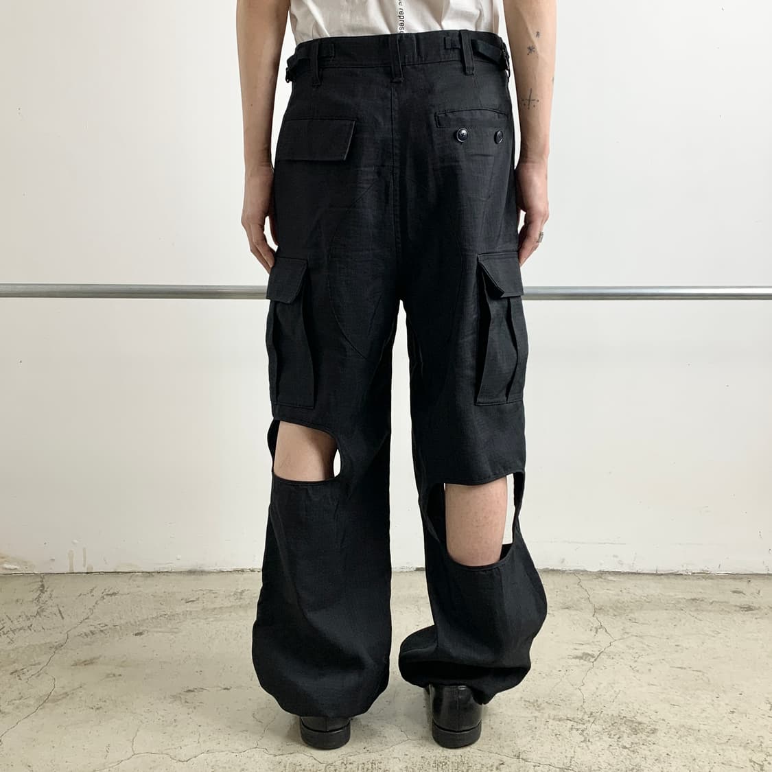 지에다 비대칭 홀 플레어 카고 팬츠 상품이미지4