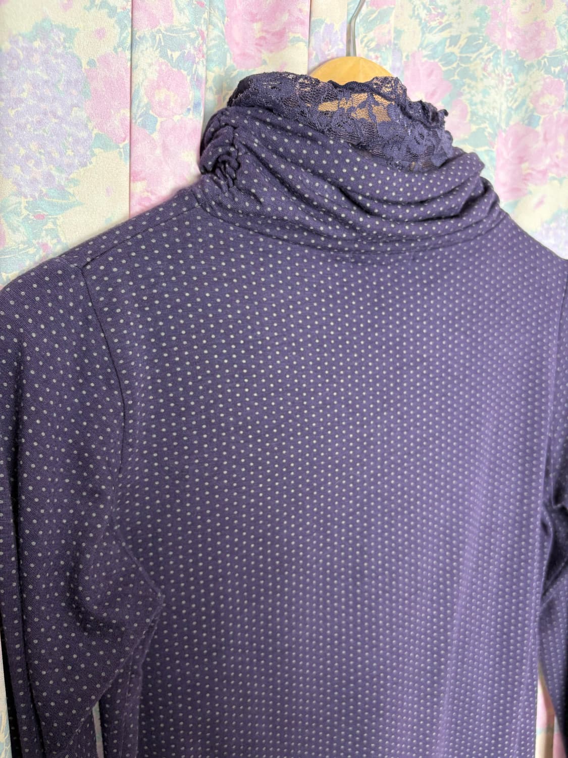 퍼플 도트 레이스 목폴라 티셔츠 상품이미지9
