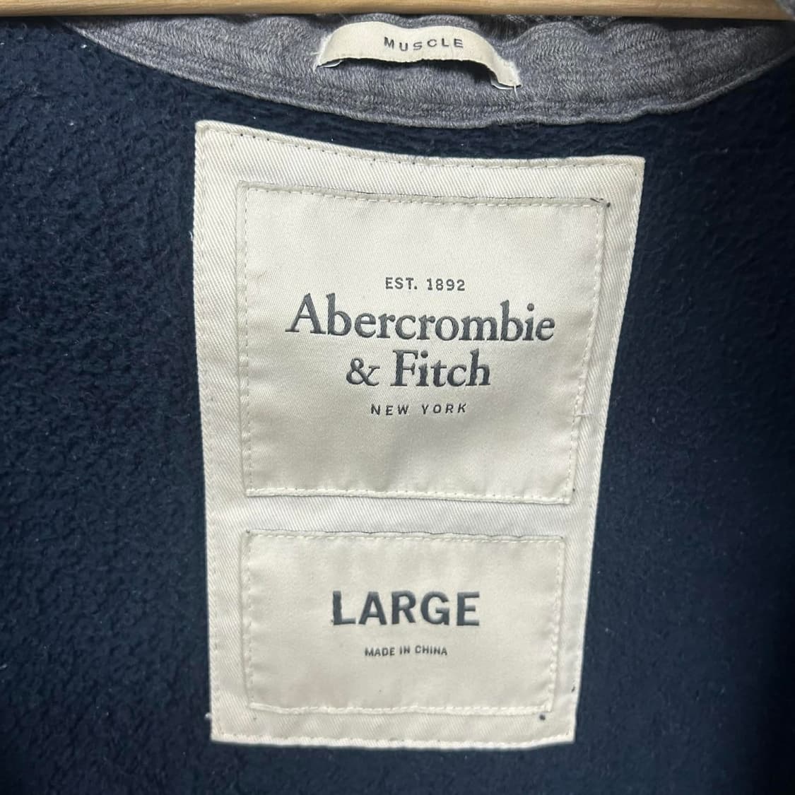 [L] 아베크롬비 Y2K 올드스쿨 네이비 후드집업 상품이미지3