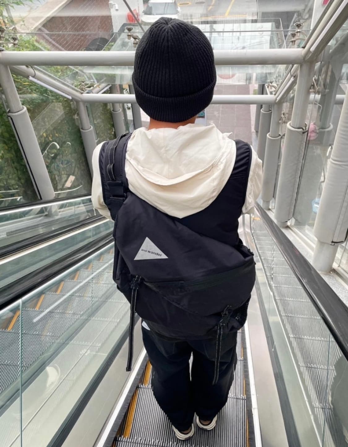 And wander 앤드원더 20L 메신저백 상품이미지2