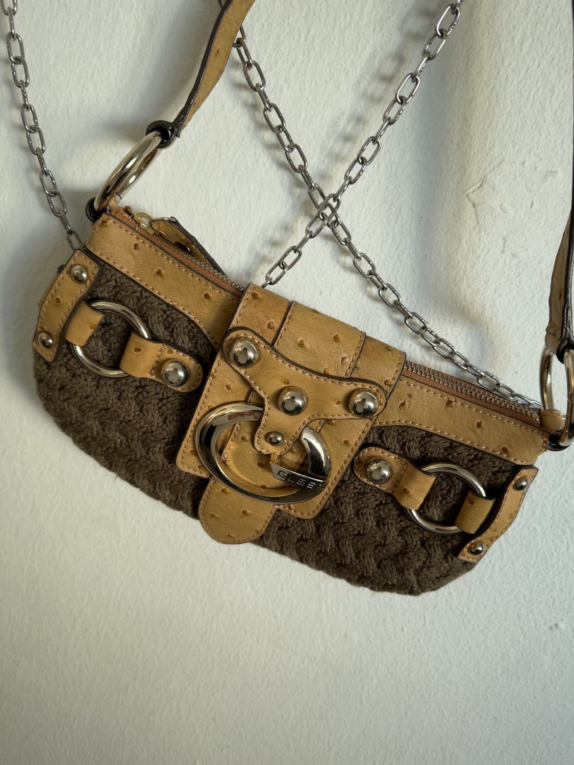 게스 y2k 타조가죽 & 니트 바게트백 상품이미지2