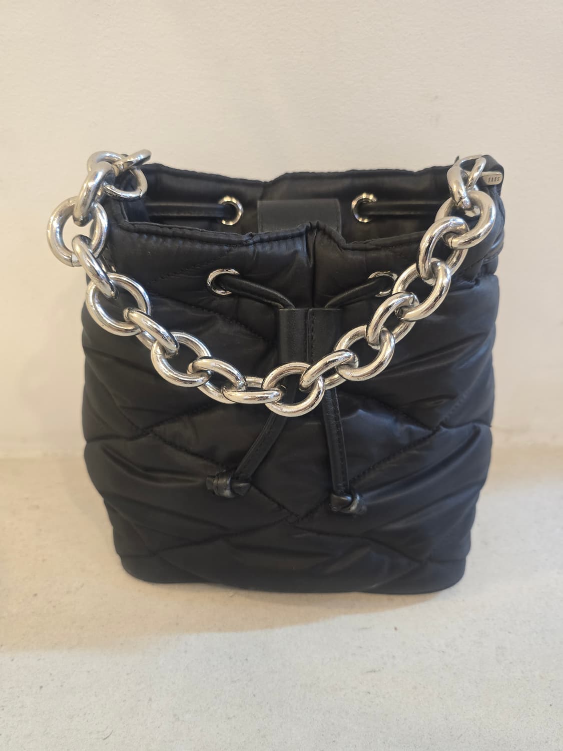 닥스 블랙 퀼팅 버킷백 상품이미지8