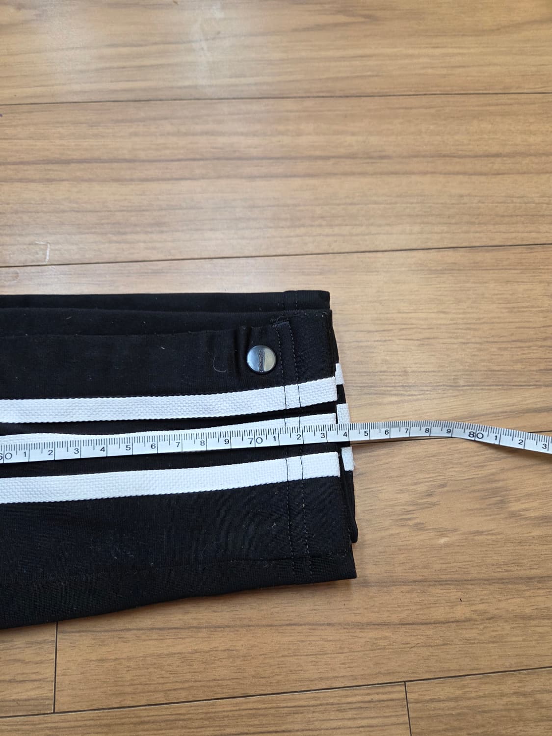 아디다스 아디브레이크 트랙 팬츠 130사이즈입니다. 블랙 색상에 흰색 삼 상품이미지3