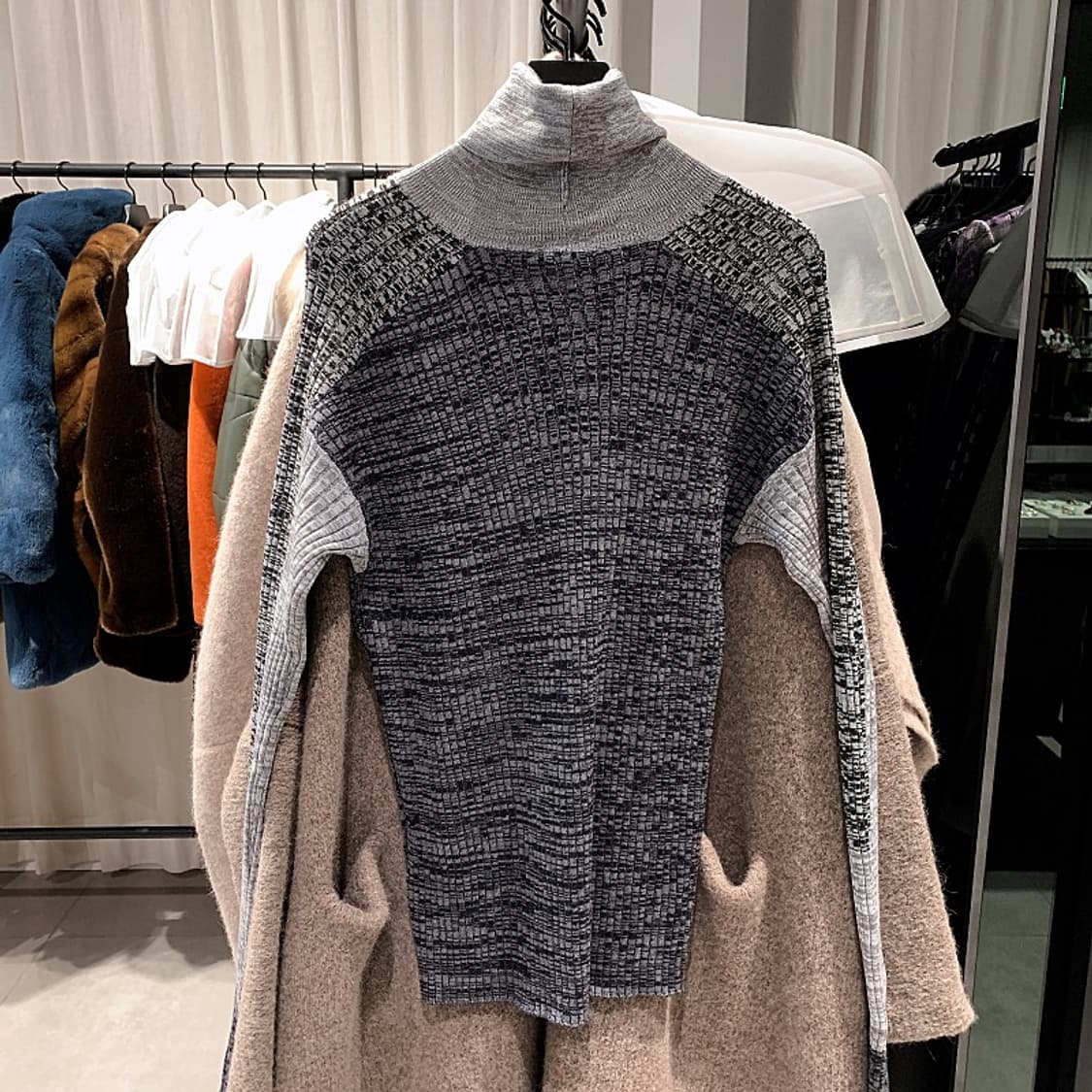 GAUCHERE

고셰르 여성 그레이 터틀넥 울 니트 상품이미지3