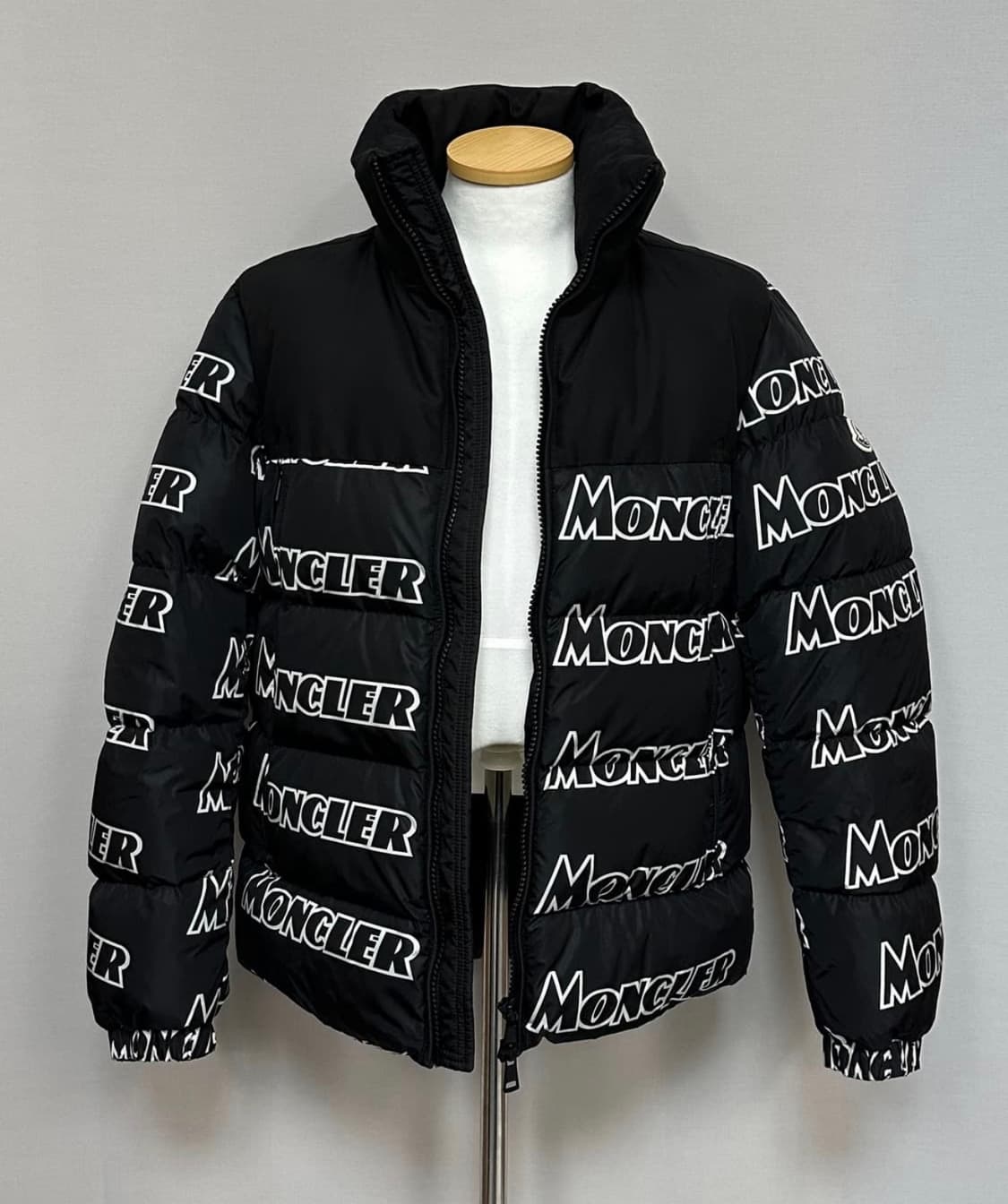 몽클레어 페이벌리 로고 프린트 다운 패딩 상품이미지1