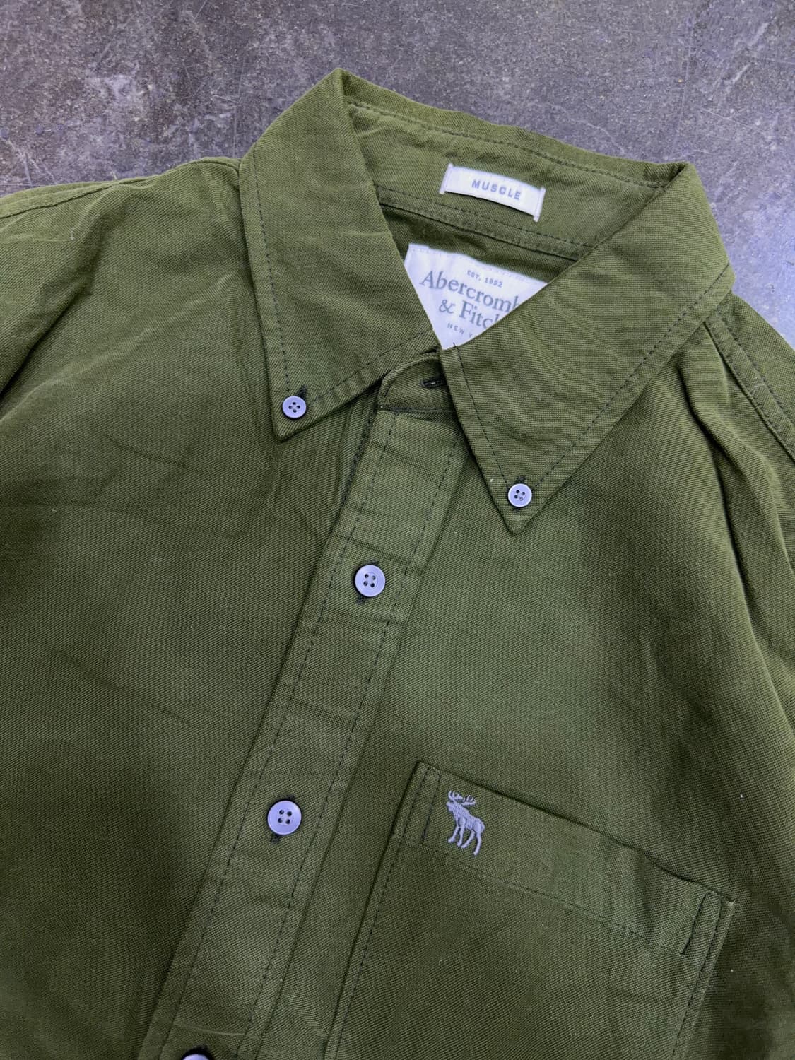 아베크롬비 앤 피치 버튼다운 캐쥬얼 머슬핏 옥스포드 셔츠 올리브 M 상품이미지3