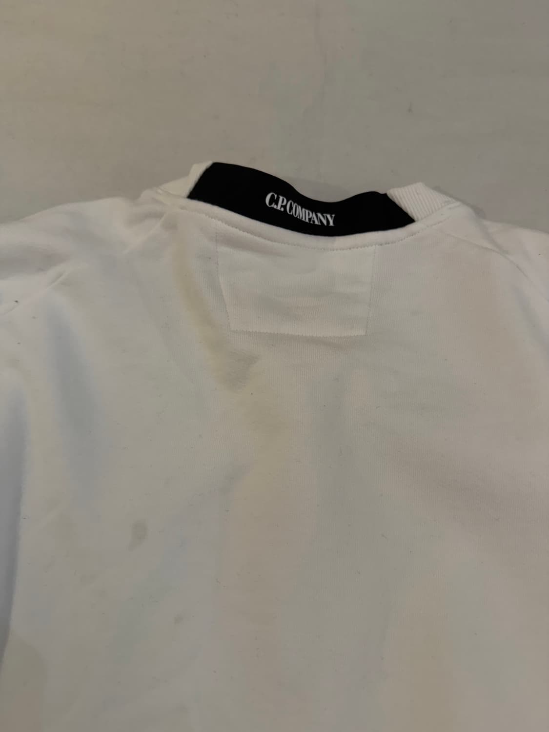 CP 컴퍼니 렌즈 맨투맨 스웻셔츠 화이트 상품이미지3