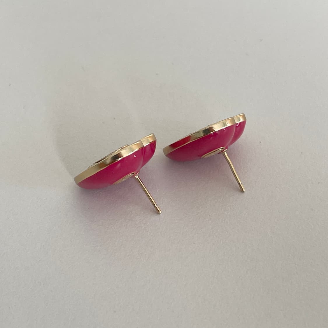 샤넬 그라데이션 하트 귀걸이 상품이미지3