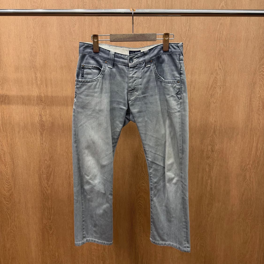 아르마니 진스 데님 팬츠 골드 로고 패치 백 워치 포켓 디테일 그레이 상품이미지2